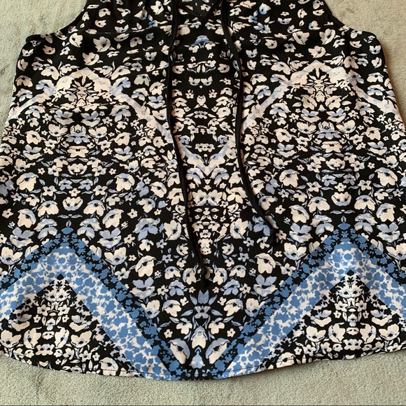 Ricki’s Tied V-Neck Tank - Picture 4 of 7